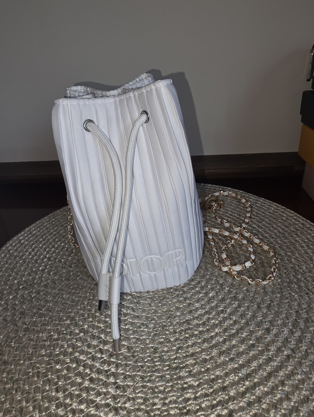 Fun DIOR GWP White Drawstring Bucket Bag/Pouch with Gold Chain - Picture 3 of 9